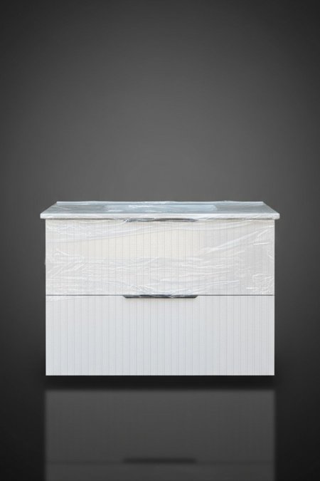 خزانة خشب أبيض بخطوط عمودية ناعمة